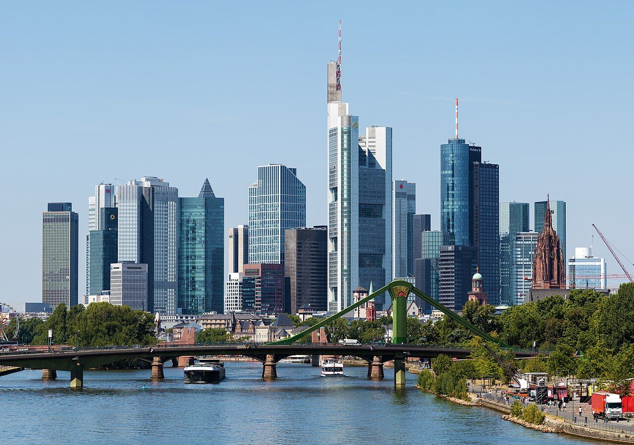 Skyline von Frankfurt am Main mit Hochhäusern der Bankenvorstadt