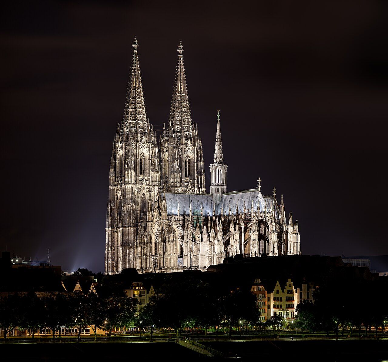 Kölner Dom und Rheinufer bei Nacht
